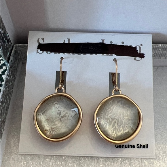 Jewelry - Fashion Jewelry Genuine Shell Drop Earrings